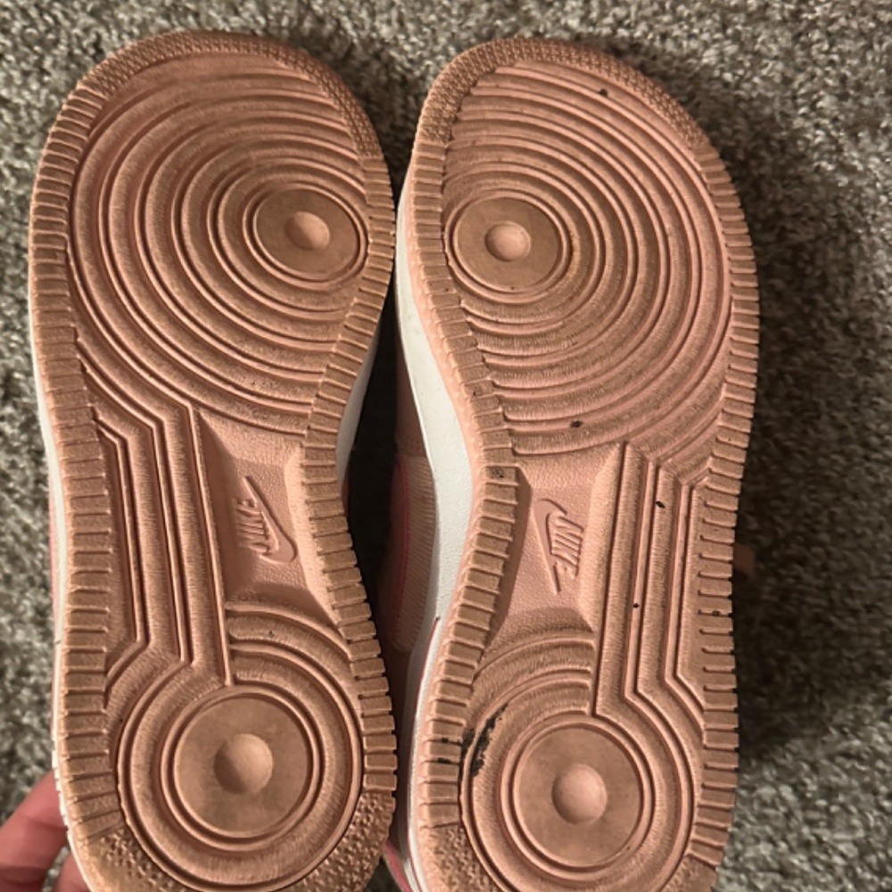 Pink Nike shoes - Picture 5 of 6